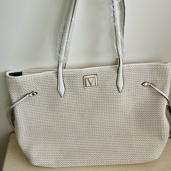 Victoria Secrets - Picture 1 of 3